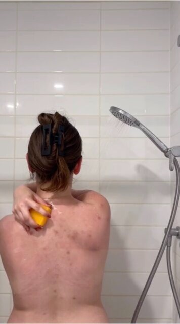 De bar wordt onder de douche op de rug gebruikt